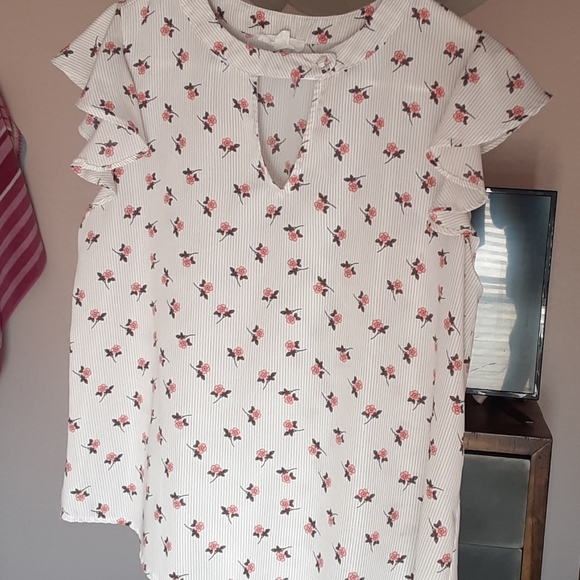 mine Tops - Cute shirt with floral design